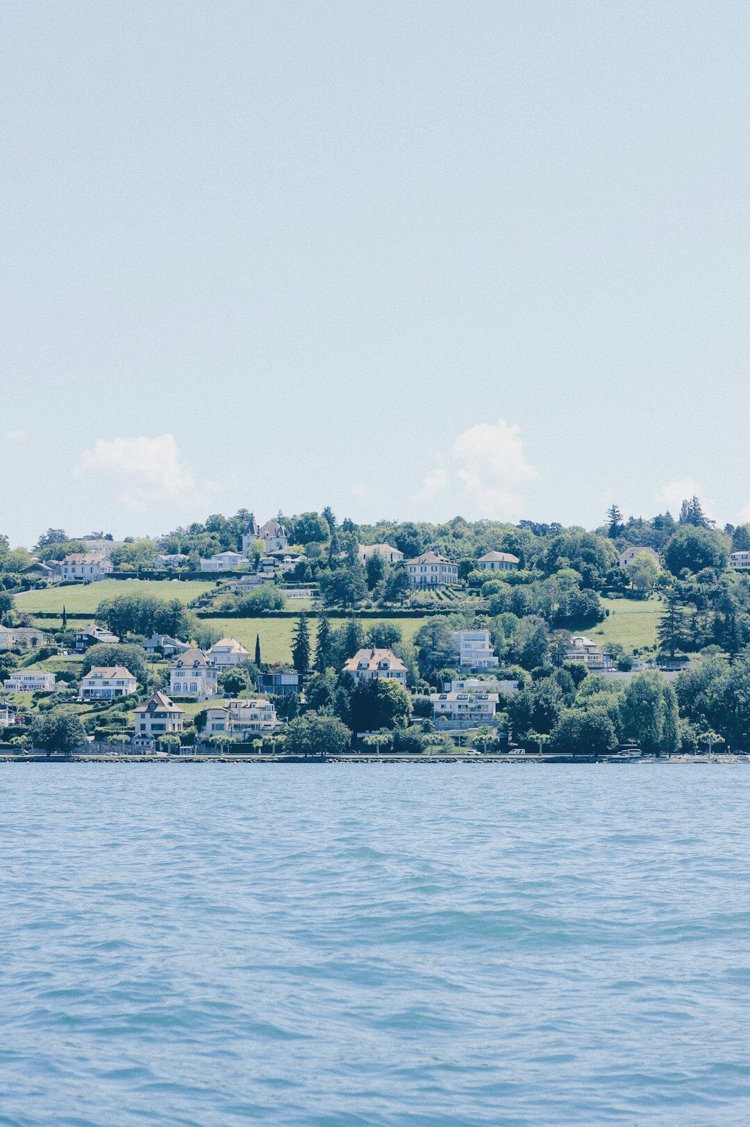 Modern lakeside villa with large glass facade near Geneva